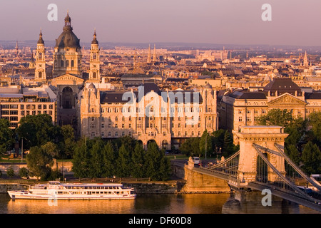 Ungarn, Budapest, Donau, St Stephen Basilika und Kettenbrücke in goldenem Licht Stockfoto