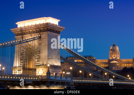 Ungarn, Budapest, Kettenbrücke über der Donau mit Blick auf den Königspalast Stockfoto