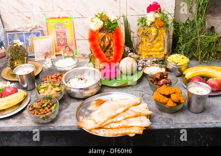 Ganesh Idole mit Blumen geschmückt und in temporären Schreine für Ganesh Chaturthi angezeigt. Den Geburtstag von Lord Ganesha. Stockfoto
