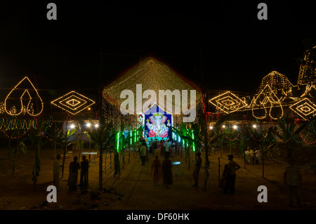 Ganesh Idole mit Blumen geschmückt und in temporären Schreine für Ganesh Chaturthi angezeigt. Den Geburtstag von Lord Ganesha. Stockfoto