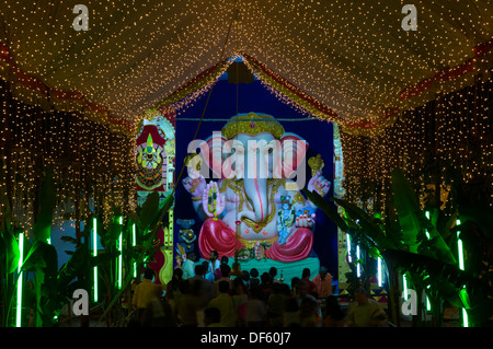 Ganesh Idole mit Blumen geschmückt und in temporären Schreine für Ganesh Chaturthi angezeigt. Den Geburtstag von Lord Ganesha. Stockfoto
