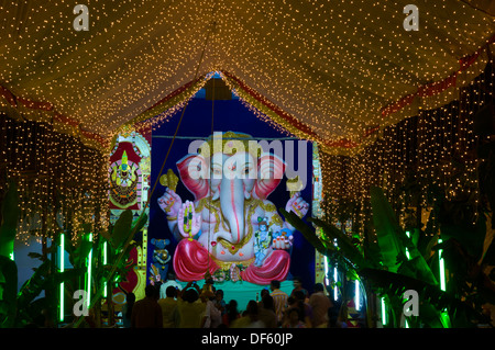 Ganesh Idole mit Blumen geschmückt und in temporären Schreine für Ganesh Chaturthi angezeigt. Den Geburtstag von Lord Ganesha. Stockfoto