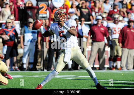 28. September 2013 - Chestnut Hill, Massachusetts, USA - 21. September 2013 - Chestnut Hill, statt Massachusetts, USA - Florida State Seminolen Quarterback Jameis Winston (5) während der NCAA Division 1 Fußballspiel zwischen der Florida State Seminolen und des Boston College Eagles einen Pass wirft im Alumni-Stadion in Chestnut Hill, Massachusetts. Am Ende des ersten Halbjahres ist die Kerbe Florida State 24 Boston College 17 Eric Canha/CSM. Stockfoto