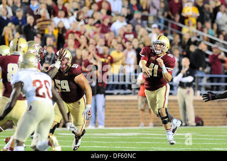 28. September 2013 - Chestnut Hill, Massachusetts, USA - 21. September 2013 - Chestnut Hill, statt Massachusetts, USA - Boston College Eagles-Quarterback, die Chase Rettig (11) einen Pass während der NCAA Division 1 Fußball Spiel zwischen der Florida State Seminolen und des Boston College Eagles macht im Alumni-Stadion in Chestnut Hill, Massachusetts. Endnote ist Florida State 48 Boston College 34 Eric Canha/CSM. Stockfoto