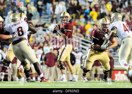 28. September 2013 - Chestnut Hill, Massachusetts, USA - 21. September 2013 - Chestnut Hill, Massachusetts, USA - Boston College Eagles-Quarterback Chase Rettig (11) sucht nach einem offenen Empfänger statt der NCAA Division 1 Fußballspiel zwischen der Florida State Seminolen und des Boston College Eagles im Alumni Stadium in Chestnut Hill, Massachusetts. Endnote ist Florida State 48 Boston College 34 Eric Canha/CSM. Stockfoto