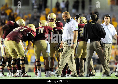 28. September 2013 - Chestnut Hill, spie-Massachusetts, USA - 21. September 2013 - Chestnut Hill, Massachusetts, USA - Boston College Eagles Cheftrainer Steve Addazio von seinem Team während einer Spielunterbrechung in Spaziergänge in der NCAA Division 1 Fußballspiel zwischen der Florida State Seminolen und des Boston College Eagles im Alumni Stadium in Chestnut Hill, Massachusetts statt Endnote ist Florida State 48 Boston College 34 Eric Canha/CSM. Stockfoto