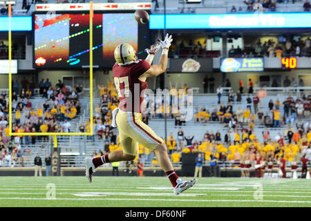 28. September 2013 - Chestnut Hill, Massachusetts, USA - 21. September 2013 - Chestnut Hill, Massachusetts, U.S.-Boston College Eagles Tight-End C.J. Parsons (87) macht einen Haken in der NCAA Division 1 Fußballspiel zwischen der Florida State Seminolen und des Boston College Eagles im Alumni-Stadion in Chestnut Hill, Massachusetts statt. Endnote ist Florida State 48 Boston College 34 Eric Canha/CSM. Stockfoto