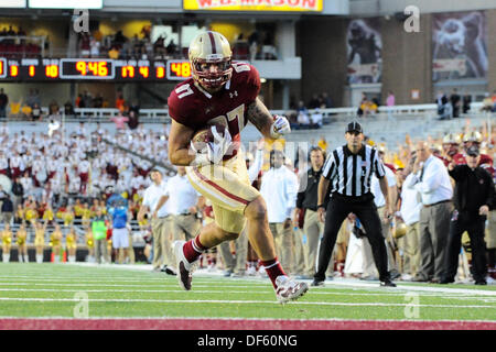 28. September 2013 - Chestnut Hill, Massachusetts, USA - 21. September 2013 - Chestnut Hill, Massachusetts, USA - Boston College Eagles Tight-End C.J. Parsons (87) läuft in der Endzone für einen Touchdown in der NCAA Division 1-Fußballspiel zwischen der Florida State Seminolen und des Boston College Eagles im Alumni-Stadion in Chestnut Hill, Massachusetts statt. Endnote ist Florida State 48 Boston College 34 Eric Canha/CSM. Stockfoto