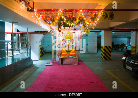 Ganesh Idole mit Blumen geschmückt und in temporären Schreine für Ganesh Chaturthi angezeigt. Den Geburtstag von Lord Ganesha. Stockfoto