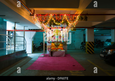Ganesh Idole mit Blumen geschmückt und in temporären Schreine für Ganesh Chaturthi angezeigt. Den Geburtstag von Lord Ganesha. Stockfoto