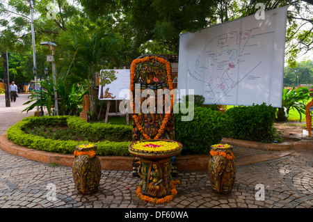 Ganesh Idole mit Blumen geschmückt und in temporären Schreine für Ganesh Chaturthi angezeigt. Den Geburtstag von Lord Ganesha. Stockfoto