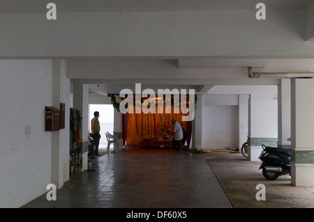 Ganesh Idole mit Blumen geschmückt und in temporären Schreine für Ganesh Chaturthi angezeigt. Den Geburtstag von Lord Ganesha. Stockfoto