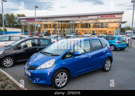 Neue und gebrauchte Autos zum Verkauf auf einem Parkplatz an einem Auto-Händler-Geschäft. Stockfoto