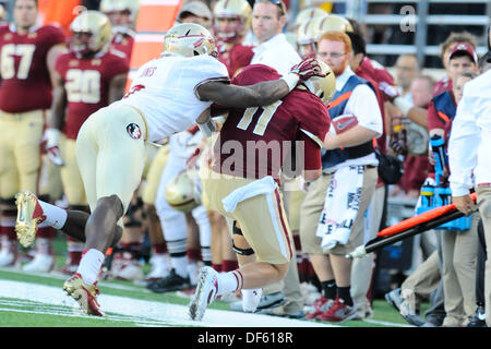 Chestnut Hill, Massachusetts, USA. 28. September 2013. 21. September 2013 - Chestnut Hill, Massachusetts, USA - Florida State Seminolen Linebacker Christian Jones (7) zieht ein persönliches Foul für Boston College Eagles-Quarterback Chase Rettig (11) außerhalb des zulässigen Bereichs durch den Kopf während der NCAA Division 1-Fußballspiel zwischen der Florida State Seminolen schieben und des Boston College Eagles im Alumni-Stadion in Chestnut Hill, Massachusetts statt. Endnote ist Florida State 48 Boston College 34 Eric Canha/CSM. © Csm/Alamy Live-Nachrichten Stockfoto