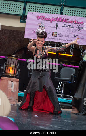 London, UK. 28. September 2013. London-Tattoo-Convention. Internationalen burlesque Darsteller Beatrix Von Bourbon unterhält auf der Pin-Up-Phase. © Terence Mendoza/Alamy Live-Nachrichten Stockfoto