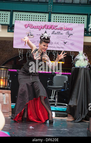 London, UK. 28. September 2013. London-Tattoo-Convention. Internationalen burlesque Darsteller Beatrix Von Bourbon unterhält auf der Pin-Up-Phase. © Terence Mendoza/Alamy Live-Nachrichten Stockfoto