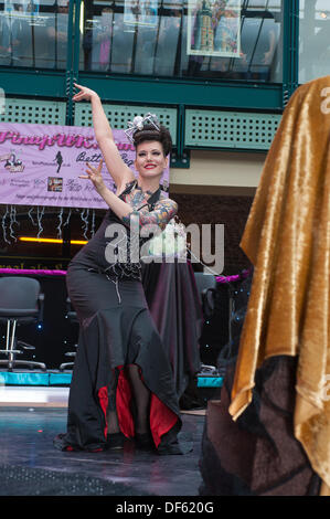 London, UK. 28. September 2013. London-Tattoo-Convention. Internationalen burlesque Darsteller Beatrix Von Bourbon unterhält auf der Pin-Up-Phase. © Terence Mendoza/Alamy Live-Nachrichten Stockfoto