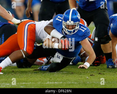 Lexington, KENTUCKY, USA. 28. September 2013. Kentucky Wildcats Quarterback Maxwell Smith (11) entlassen wurde im ersten Quartal wie Kentucky auf Samstag, 28. September 2013 in Lexington, Kentucky Fotos Florida gespielt von Mark Cornelison | Personal © Lexington Herald-Leader/ZUMAPRESS.com/Alamy Live-Nachrichten Stockfoto