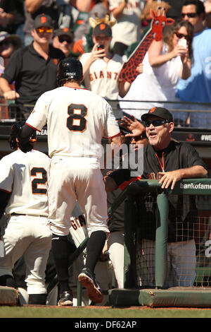 San Francisco, CA, USA. 28. September 2013. 28. September 2013 San Francisco, CA. San Francisco Giants Outfielder Hunter Pence ist während der Aktion in einem Hauptliga-Baseball-Spiel gegen die San Diego Padres im AT & T Park in San Francisco, Kalifornien für seinen dritten Inning Home Run von Manager Bruce Bochy gratuliert. Die Padres gewann 9-3.Daniel Gluskoter/CSM/Alamy Live News Stockfoto