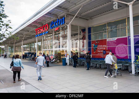 Tesco-Supermarkt-Eingang, Reading, Berkshire, England, GB, UK. Stockfoto