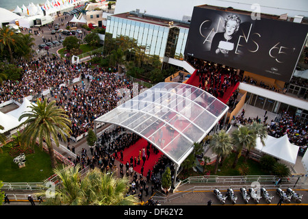 Eine riesige Menschenmenge Uhren Promis auf dem roten Teppich beim Cannes Film Festival gehen Stockfoto