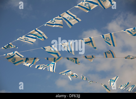 Israelische Fahnen zeigen den Davidstern mit Stolz für Israels Unabhängigkeitstag (Yom Haatzmaut) hängen Stockfoto