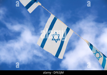 Israelische Fahnen zeigen den Davidstern mit Stolz für Israels Unabhängigkeitstag (Yom Haatzmaut) hängen Stockfoto