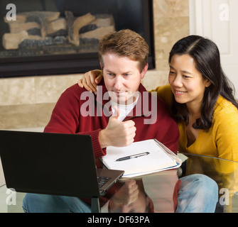 Foto von close älteres paar betrachten Informationen Mann aufgeben Daumen, auf dem Computer-Bildschirm-gruppenweise Stockfoto