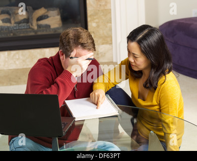 Foto von reifes Paar Dringlichkeit während der Arbeit von zu Hause mit Kamin im Hintergrund anzeigen Stockfoto