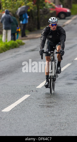 Radfahrer, die Teilnahme an der Tour von Großbritannien Straßenrennen, Cumbrian Bein in Kendal endet Stockfoto