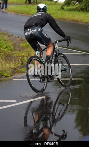 Radfahrer, die Teilnahme an der Tour von Großbritannien Straßenrennen, Cumbrian Bein in Kendal endet Stockfoto