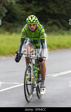 Radfahrer, die Teilnahme an der Tour von Großbritannien Straßenrennen, Cumbrian Bein in Kendal endet Stockfoto