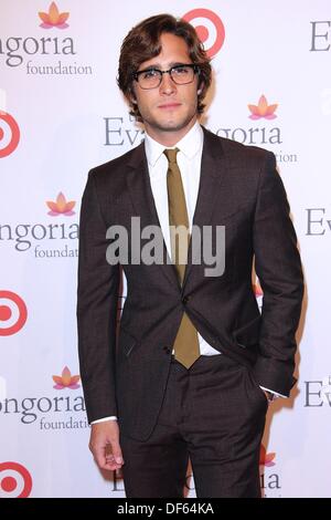 Los Angeles, Kalifornien, USA. 28. September 2013. Diego Boneta besucht Eva Longorias Foundation-Jahresessen statt im Restaurant Beso, 28. September 2013 Hollywood, California.USA. © TLeopold/Globe Photos/ZUMAPRESS.com/Alamy Live-Nachrichten Stockfoto