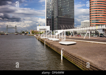 Nieuwe Maas (neue Maas) Fluss Uferpromenade in der Innenstadt von Rotterdam, Niederlande. Stockfoto