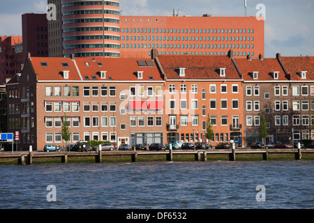 Reihenhäuser entlang neue Maas (Niederländisch: Nieuwe Maas) Fluss im Stadtzentrum von Rotterdam, Niederlande. Stockfoto