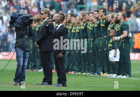 Cape Town, Südafrika. 28. September 2013. , Katlego Maboe singt die australische Nationalhymne "Advance Australia Fair" in der Burg-Lager-Rugby-Meisterschaft-Testspiel zwischen Südafrika (Sprinkboks) und Australien (Wallabies) bei DHL Newlands in Kapstadt. Foto von Roger Sedres / ImageSA Stockfoto