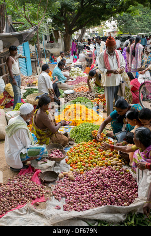 Indische Straße Gemüsemarkt in Puttaparthi, Andhra Pradesh, Indien Stockfoto