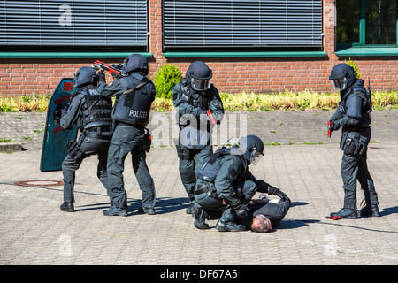 Polizei SWAT-Team trainieren, Rettung der Geiseln. Sondereinheiten der Polizei. Hostage Rescue Team. Stockfoto