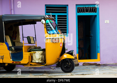 Indische Rikscha vor einem bunten indischen Dorf-Haus. Andhra Pradesh, Indien Stockfoto