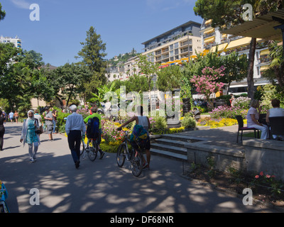 Montreux-Schweiz, an der Seepromenade, Genfer See Spaziergänger genießen Sie den Park und die Sonne Stockfoto