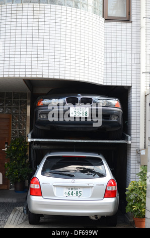 Ein Auto über den anderen in Japan. Stockfoto