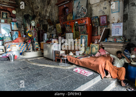 Hindu Guru ruht in einem hinduistischen Tempel-Mumbai-Indien Stockfoto