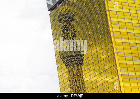 Tokyo Skytree spiegelt sich in der das äußere des Asahi Breweries Hauptsitz in der japanischen Hauptstadt. Stockfoto