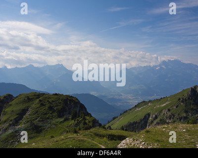 Panorama-Blick über das Rhonetal in der Nähe von Aigles in der Schweiz von Berneuse Berg gesehen Stockfoto