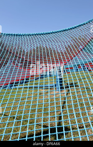 Blaues Klettergerüst Spiel net Bau auf Spielplatz Stockfoto