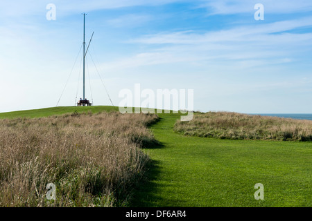 Bude, Cornwall, England. 9. September 2013. Menschen auf der Klippe mit Blick auf Crooklets Strand entspannen. Stockfoto