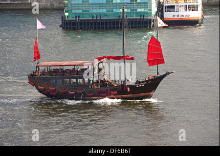 Aqualuna, einem umgebauten chinesischen Binnenschiff mit Touristen auf einer Tour durch Hong Kong Harbour. Stockfoto