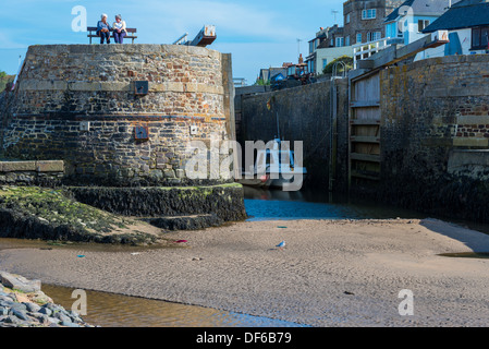 Bude, Cornwall, England. 9. September 2013. Die Öffnung der Schleusen des Flusses Neet von Summerleaze Beach. Stockfoto