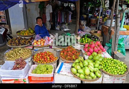 Indoor vietnamesische Dorfmarkt verkauft eine Vielzahl von frischem Obst. Stockfoto