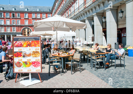 Menschen sitzen auf Terrassen am Hauptplatz. Madrid, Spanien. Stockfoto